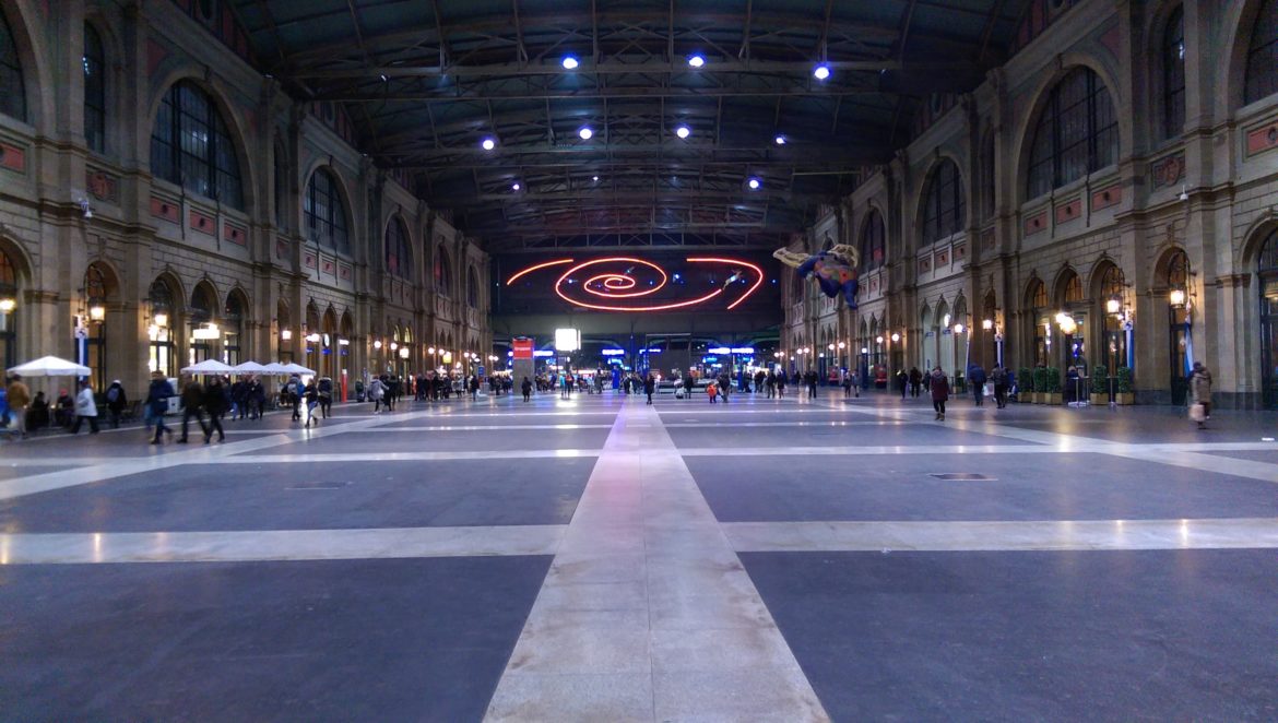IMAG0208 View down the ground floor concourse of Zurich HB