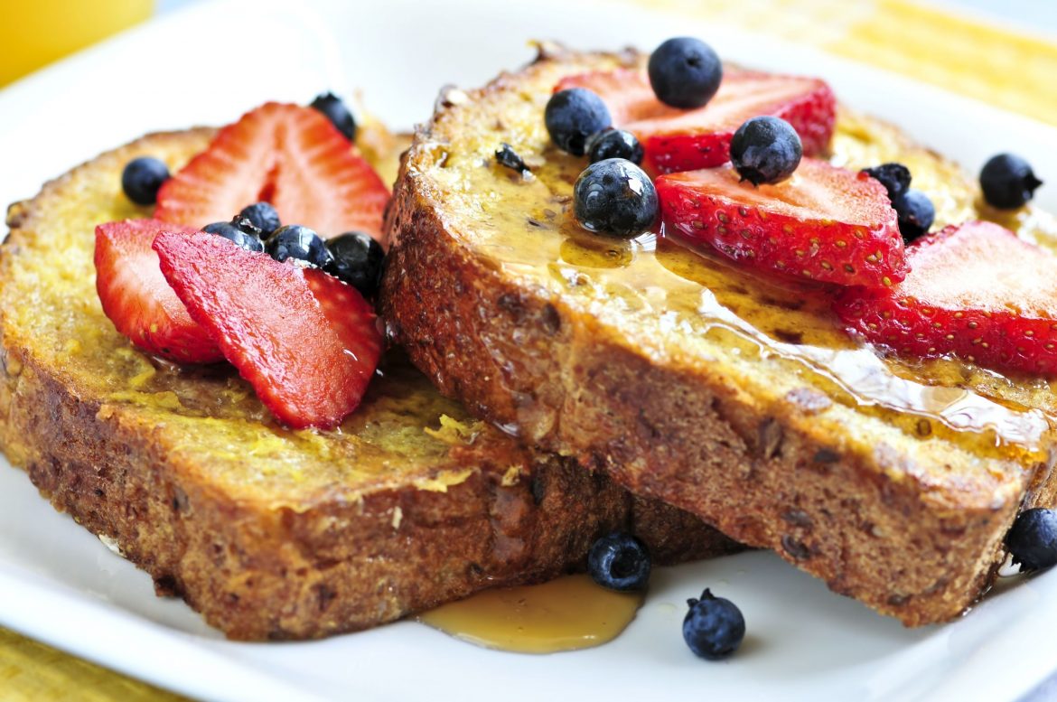 French toast with berries