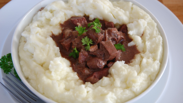 Heart in red wine on mashed potatoes